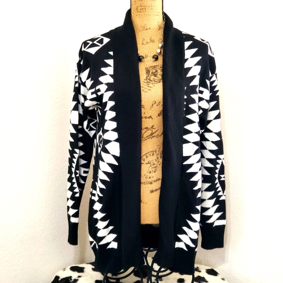 Xtaren Sweaters - XTAREN Oversize Aztec style print black and white open front cardigan Med.